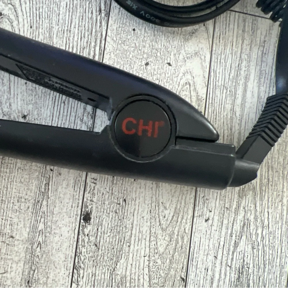 Chi Global Beauty Ceramic 1” Flat Iron Hair Straightener-Works